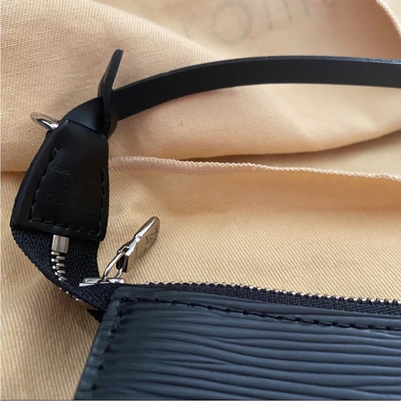 Authentic Louis Vuitton Epi Pochette - Picture 5 of 11